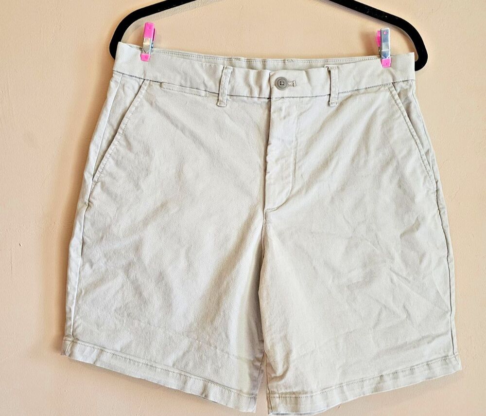 GAP Woman's 8" shorts-Size 31 Khaki, mid rise